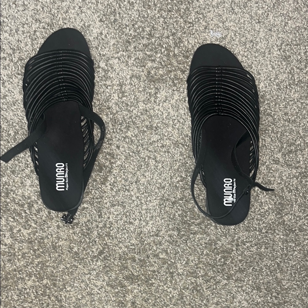 Munro Women's Elegant Black Sandals